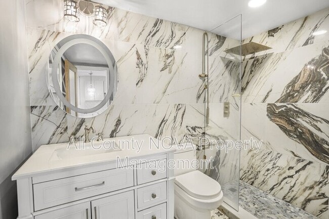 Building Photo - 922 24th St NW