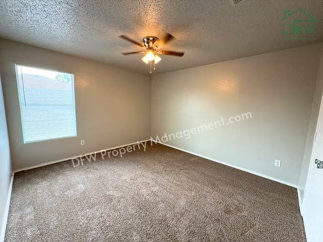 Building Photo - Spacious 4-Bedroom Home with Fireplace & Large Backyard in SW Fort Worth