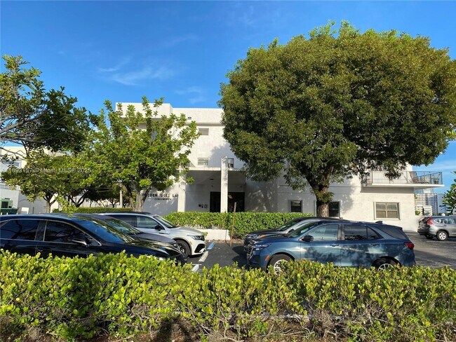 Building Photo - 1900 Diana Dr