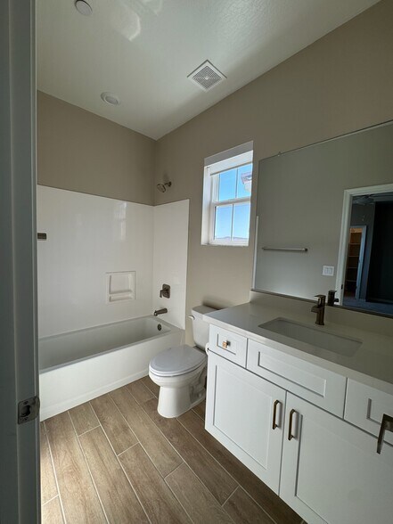 Building Photo - 277 E Azalea Dr