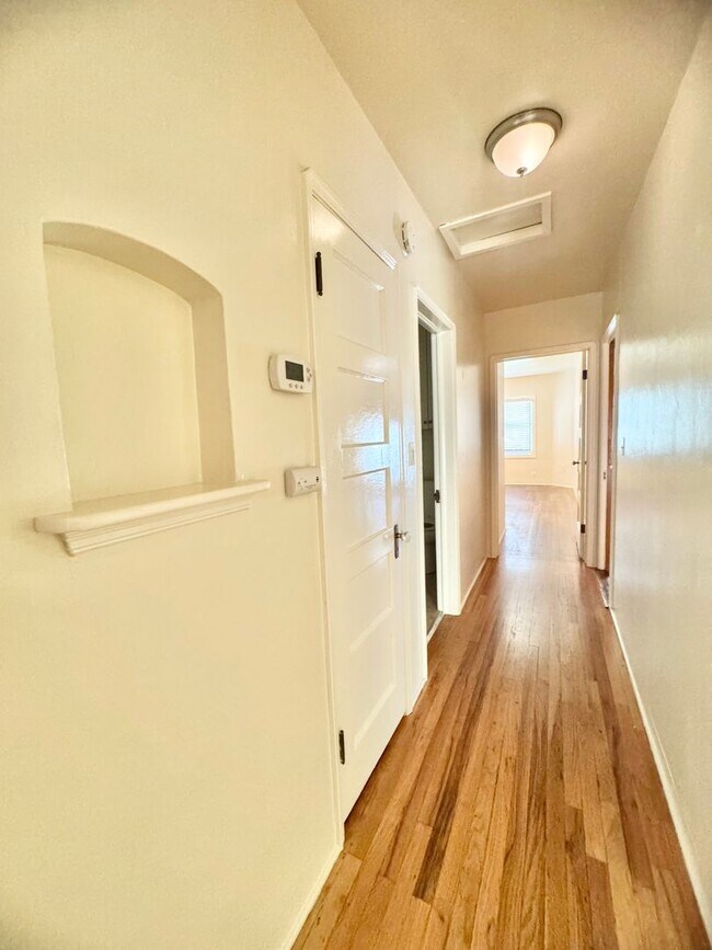 Building Photo - 548 W 4th Ave