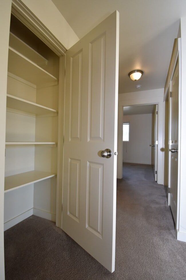 Building Photo - Beautiful 2BR/1Bath Unit.  Centrally Located.  Washer/Dryer in unit!