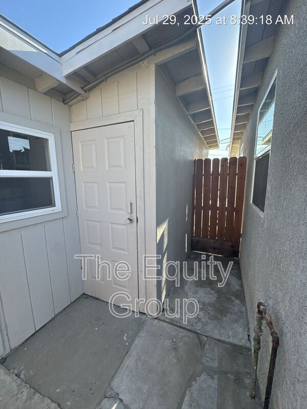 Building Photo - 126 W San Joaquin Ave