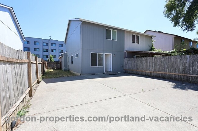 Building Photo - SE 121st Ave- 3 bedroom townhome with gas fireplace