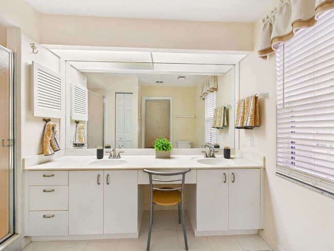 Building Photo - Furnished Seasonal or Annual Rental in Pipers Grove – 3BR Townhome with Lake View