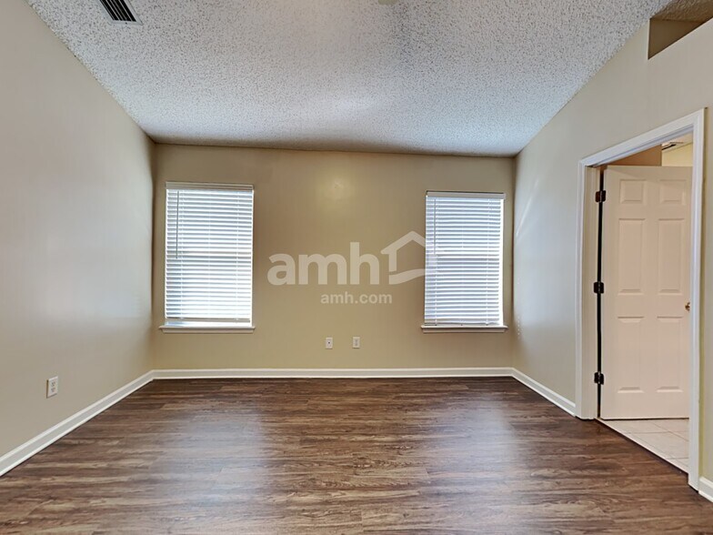 Building Photo - 2562 Glenfield Dr