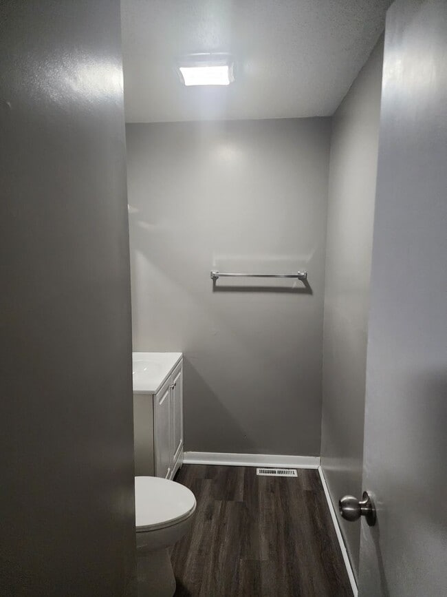 Building Photo - Newly updated 2 bedroom 1.5  bath