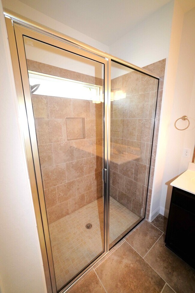Building Photo - Immaculate rental now available in coveted...
