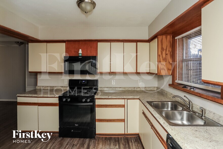 Building Photo - 417 Lakeside Dr