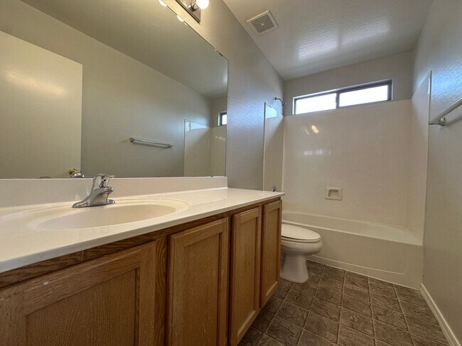 Building Photo - Promotion!  4 Bed 2.5 Bath Home with Split...