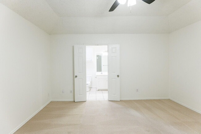 Building Photo - 10104 Englewood Ave