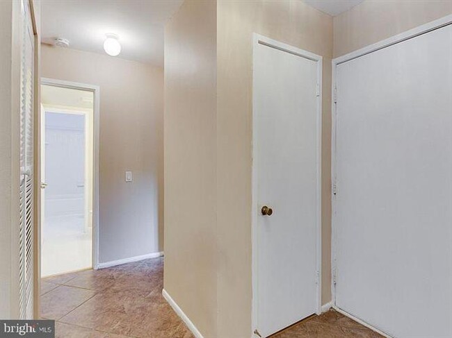 Building Photo - 2621 Glengyle Dr