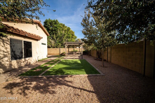 Building Photo - 11725 W Flanagan St