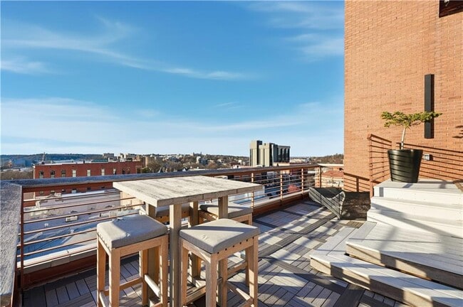 Building Photo - 5 W Mountain St