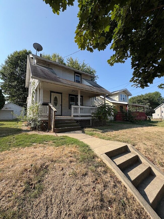 Building Photo - Three bedroom one bathroom home for rent
