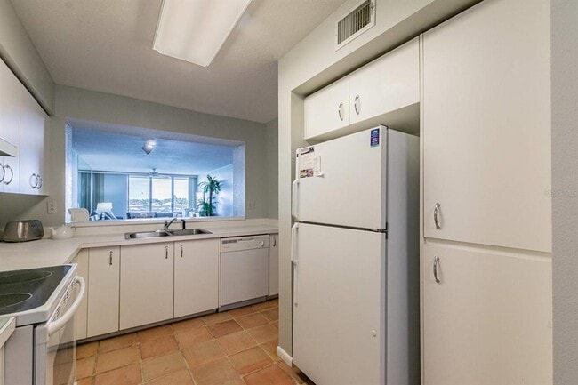 Building Photo - 6085 Bahia Del Mar Cir N