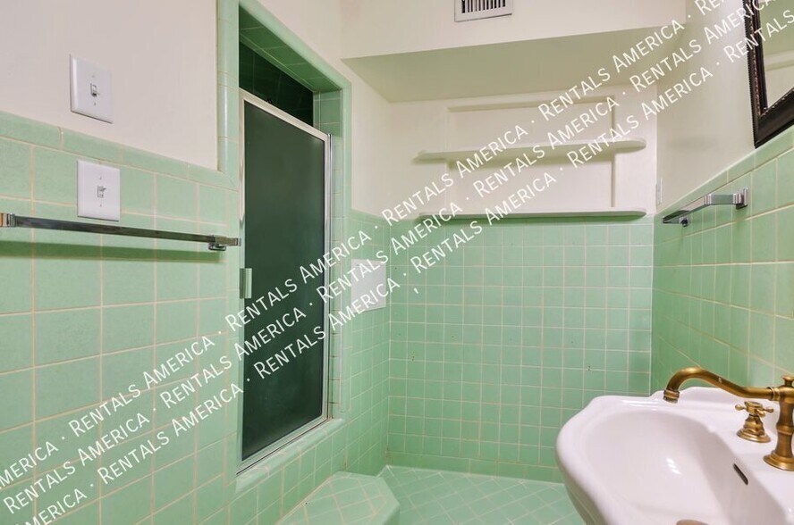 Building Photo - 1520 E Silver St