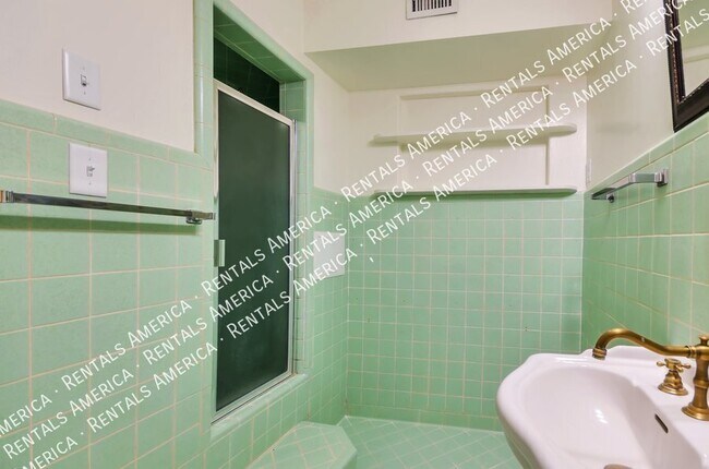 Building Photo - 1520 E Silver St