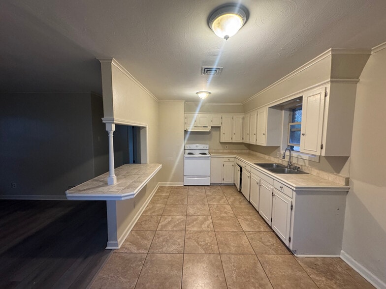 Building Photo - 300 Belle Homme Dr