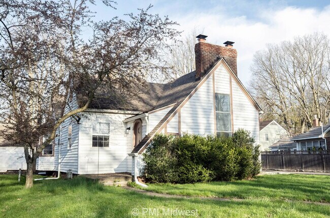 Building Photo - "Charming 3-Bedroom Haven with Spacious Living in Indianapolis – 2,190 Sq Ft of Comfort!"