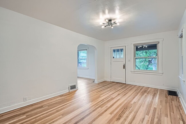 Building Photo - 960 Monroe St