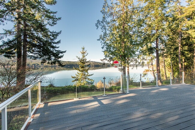 Building Photo - Beautiful Custom Home Overlooking Sequim Bay