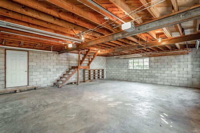 Building Photo - 3 Bedroom 2 Bath Classic