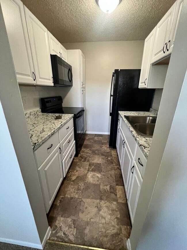 Building Photo - STUDIO Apartment Available