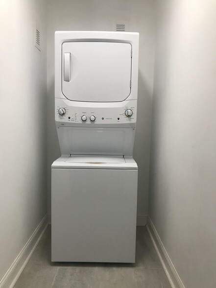 Washer & Dryer - 2660 Roslyn Ave
