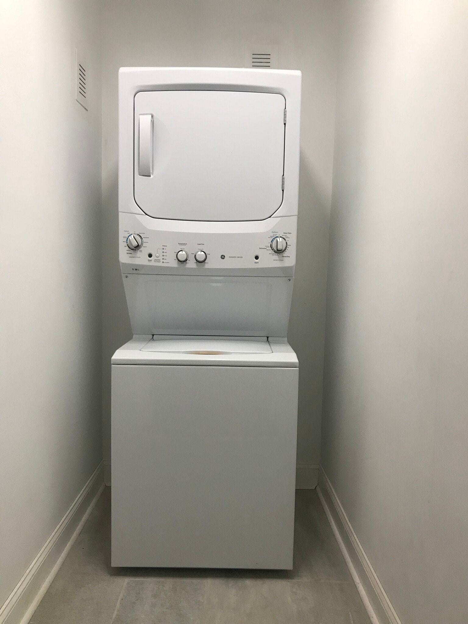 Washer & Dryer - 2660 Roslyn Ave