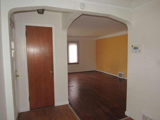 Building Photo - Charming 3BD Home In Maple Hts.