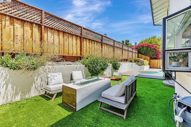 Building Photo - 1835 Cam Estrada