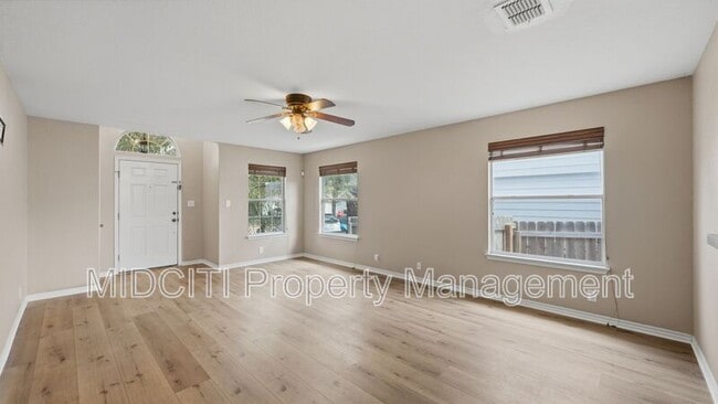 Building Photo - 2432 Medina Dr