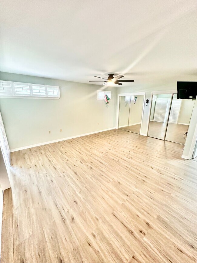 Building Photo - GORGEOUS 3 bedroom/3 bathroom/2 car garage townhome for rent in the desirable DONLABROOK GARDENS!