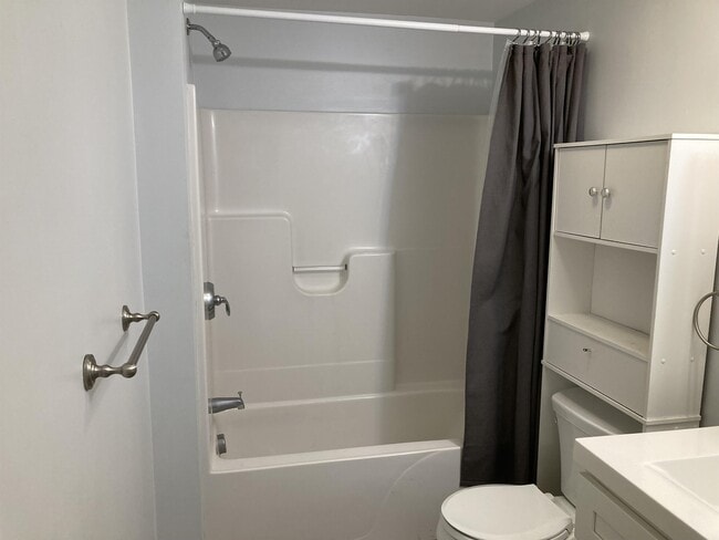 Building Photo - 155 Farm Ln