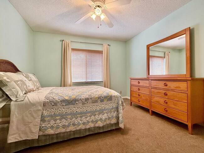 Building Photo - 10851 Palm Lake Ave