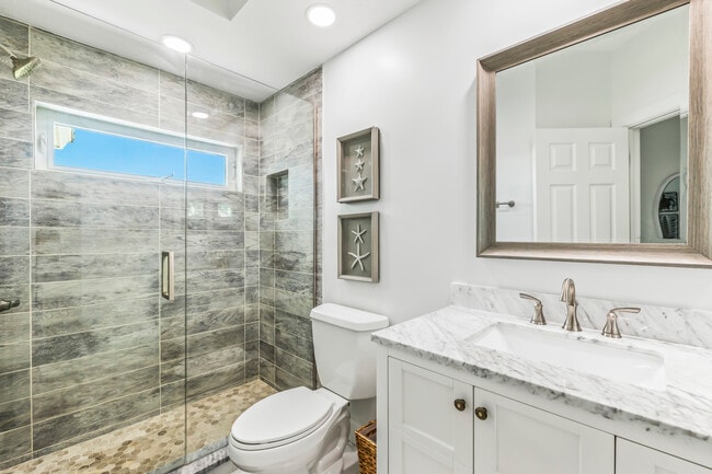 Building Photo - 786 Beach View Dr