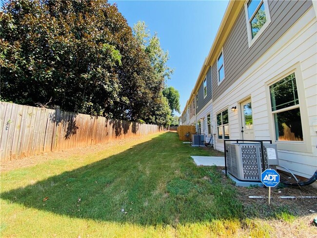 Building Photo - 1089 N Village Dr