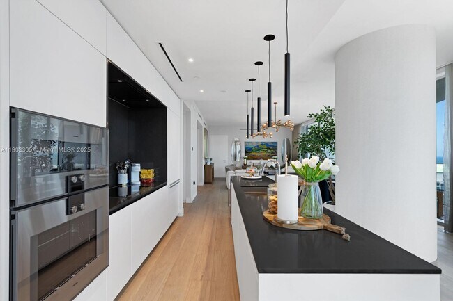 Building Photo - 300 Biscayne Blvd Way