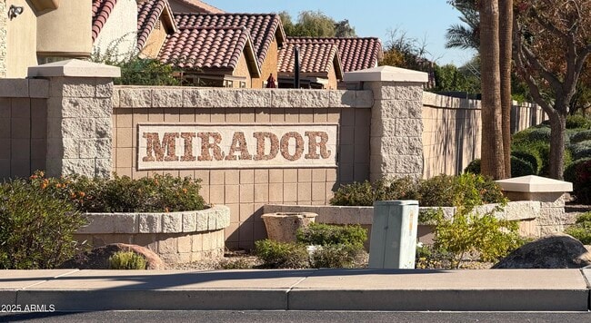 Building Photo - 1002 E Arabian Dr