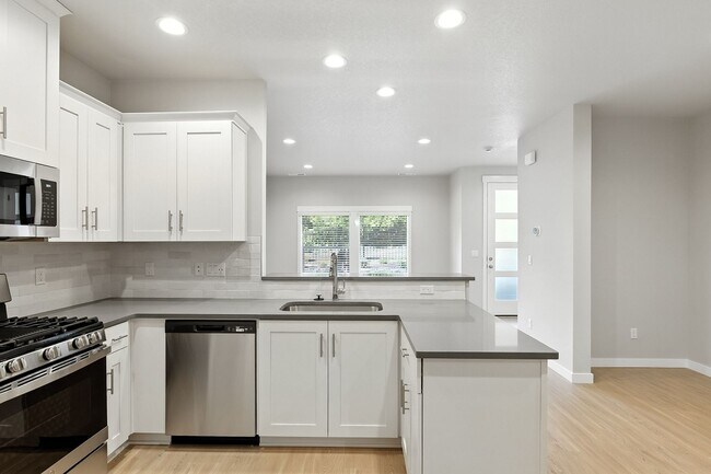 Building Photo - Brand New Townhome in Pleasant Valley Vill...
