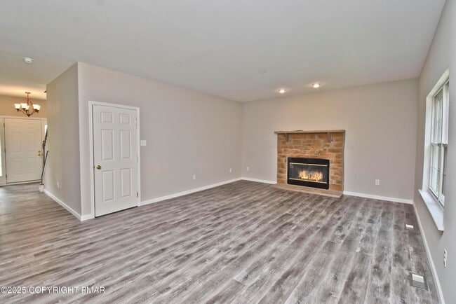 Building Photo - 557 Marco Way