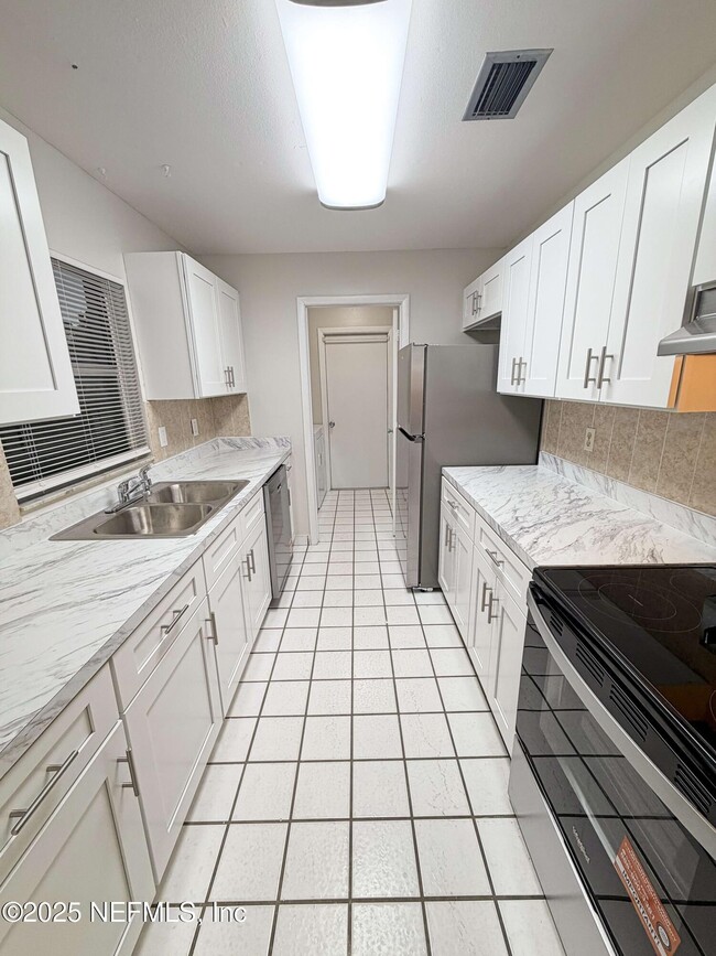 Building Photo - 283 Almansa Rd