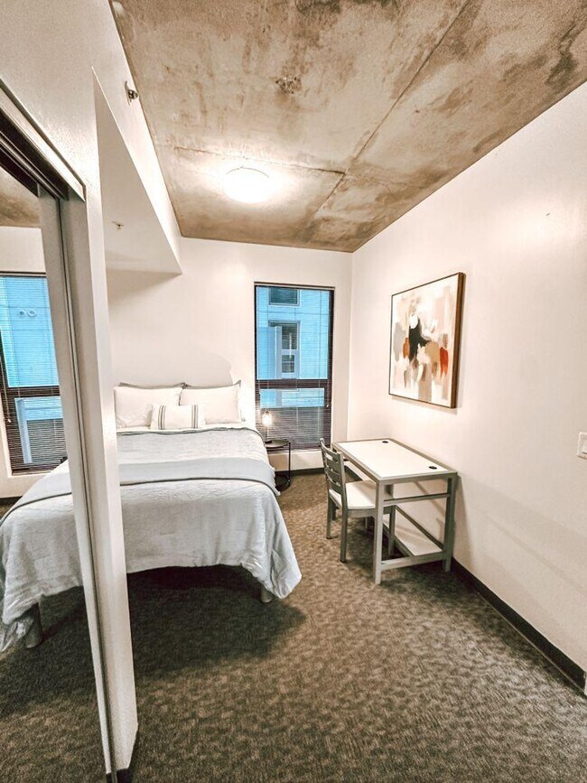 Building Photo - 1031 N Park Ave