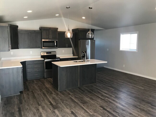 Building Photo - 807 Cathy Dr W