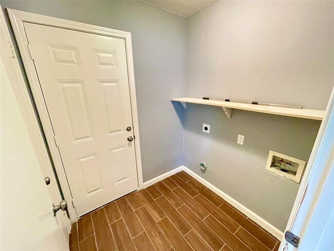 Building Photo - 1102 Beecroft Dr