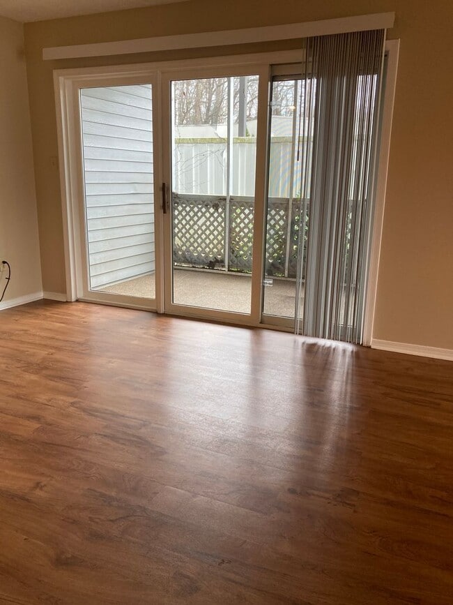 Building Photo - 3 bedroom, 2.5 bath Condo: Gentry Quarters Complex