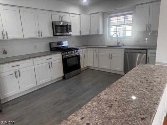 Building Photo - 81-83 Hawthorne Avenue Unit 3