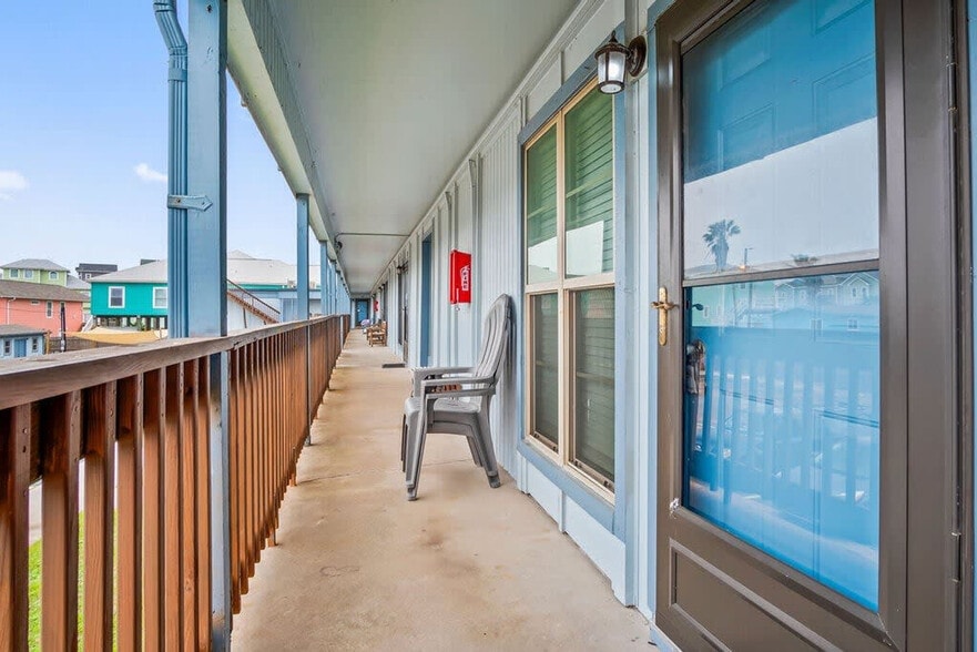 Building Photo - 2025 Eleventh Street-SI FL2-ID1023340P