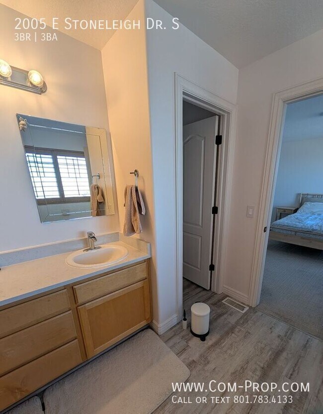 Building Photo - 2005 Stoneleigh Dr S